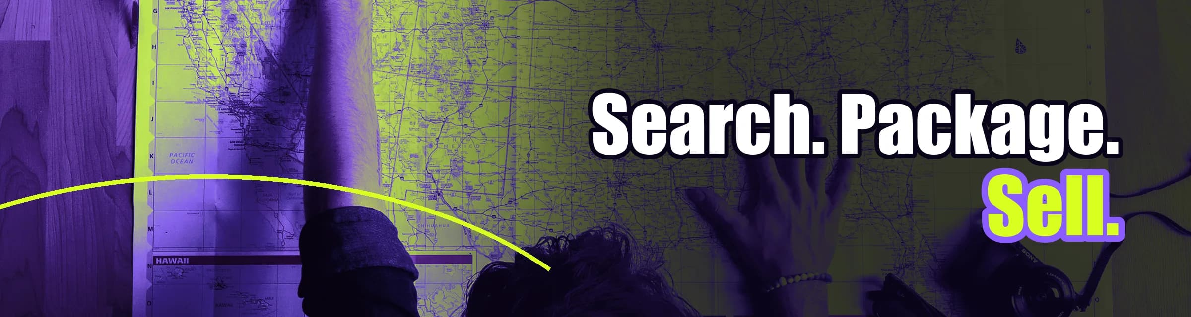 Search. Package. Sell. Putnik planira put nad mapom, slogan booking sistema za turističke agencije