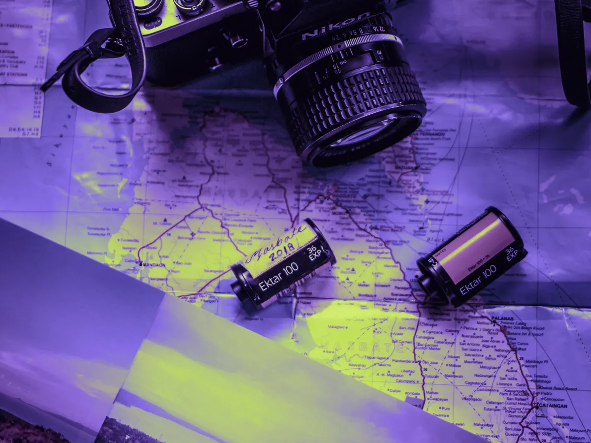 Fotoaparat i mapa za foto storytelling destinacija