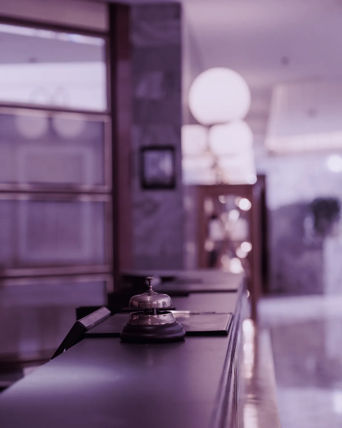 Elegantna hotelska recepcija sa zvonom na pultu