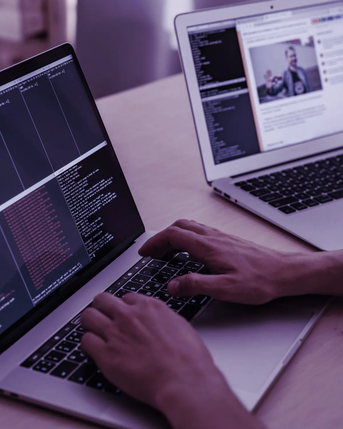 Programer radi na dva laptopa sa kodom booking sistema