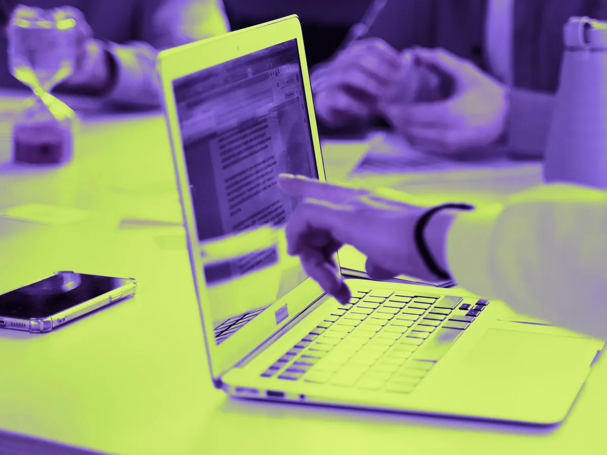 Tim pregleda integrisani booking sistem na laptopu